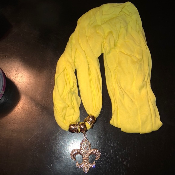 Thin yellow scarf with studded chain - Picture 3 of 3